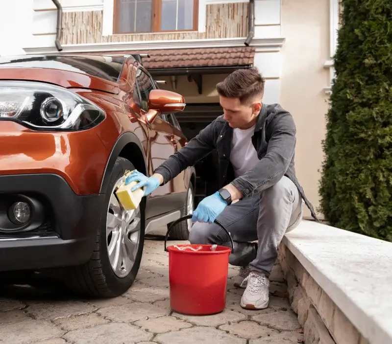 Lavage auto à domicile Le Tréhou : professionnel intervenant sur un véhicule